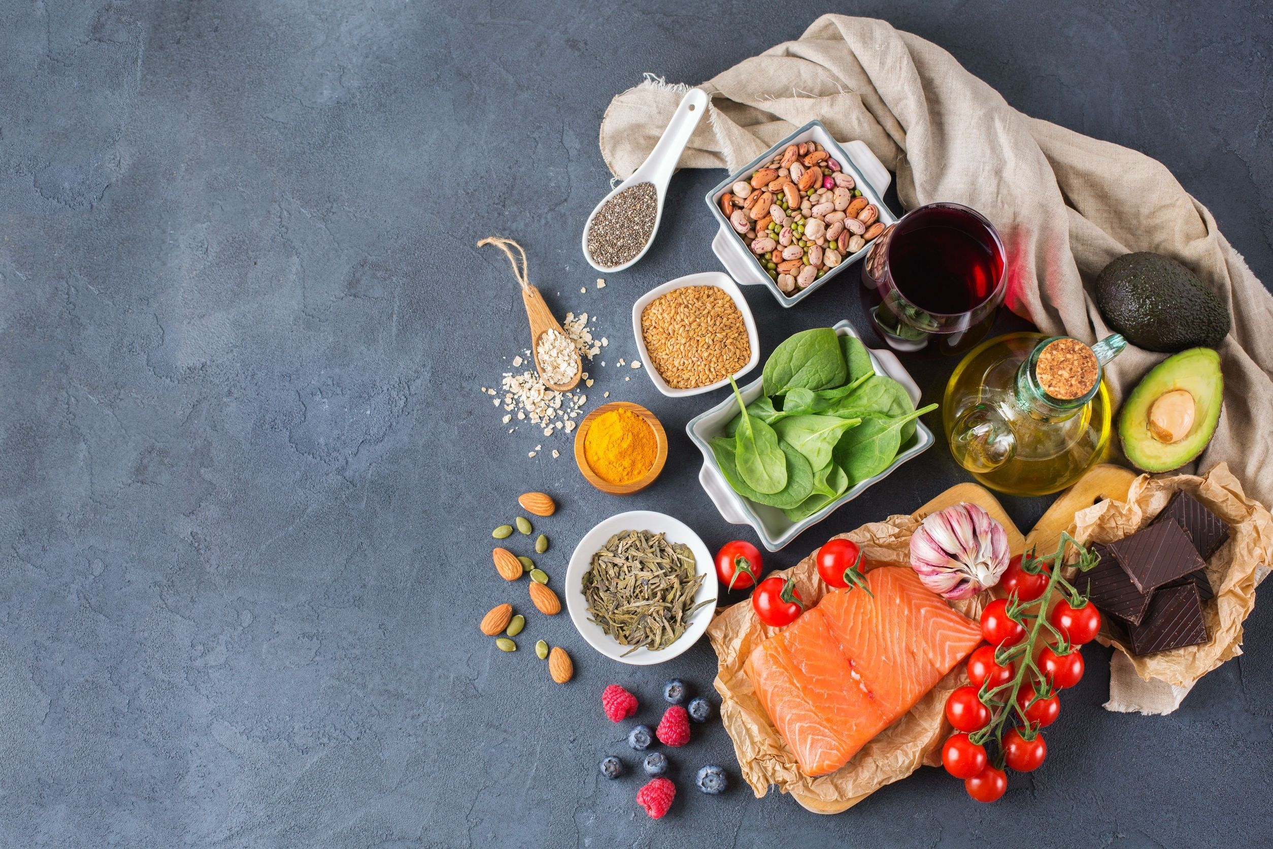 gluten free diet of healthy foods like salmon olive oil, garlic, tomatoes, dark chocolate, avocado